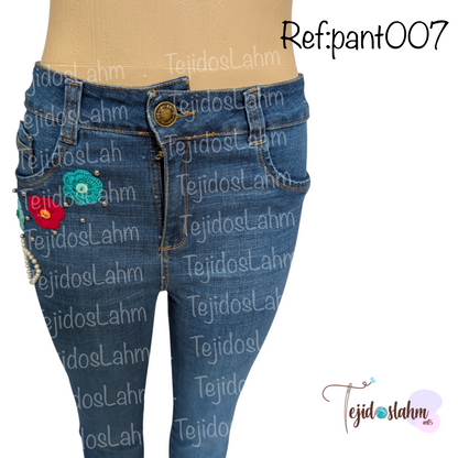 Pantalón de jeans bordado y con piedras