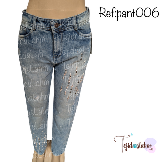 Pantalón de jeans con piedras bordado